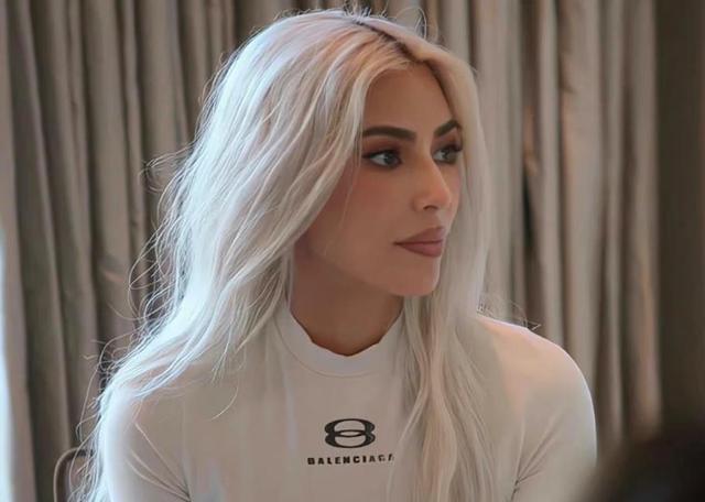 金·卡戴珊|卡戴珊好美，回到豪宅继续工作，打扮恢复正常，42岁身价已超10亿