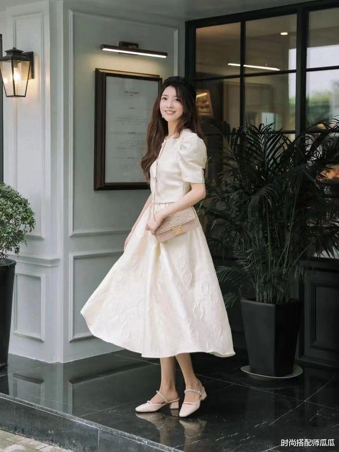 夏天穿“凉鞋”，建议避开这3种“廉价款式”，看着邋遢还没品味