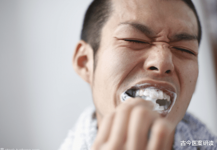 牙齿|55岁大哥喝酒30年，牙齿却“坚固如铁”，医生：睡前一件事做得好