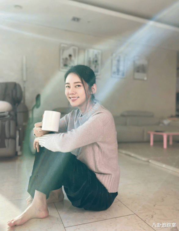 秋瓷炫|秋瓷炫近照曝光,只身回国婚戒被摘疑婚变,为爱付出遭背叛:心疼