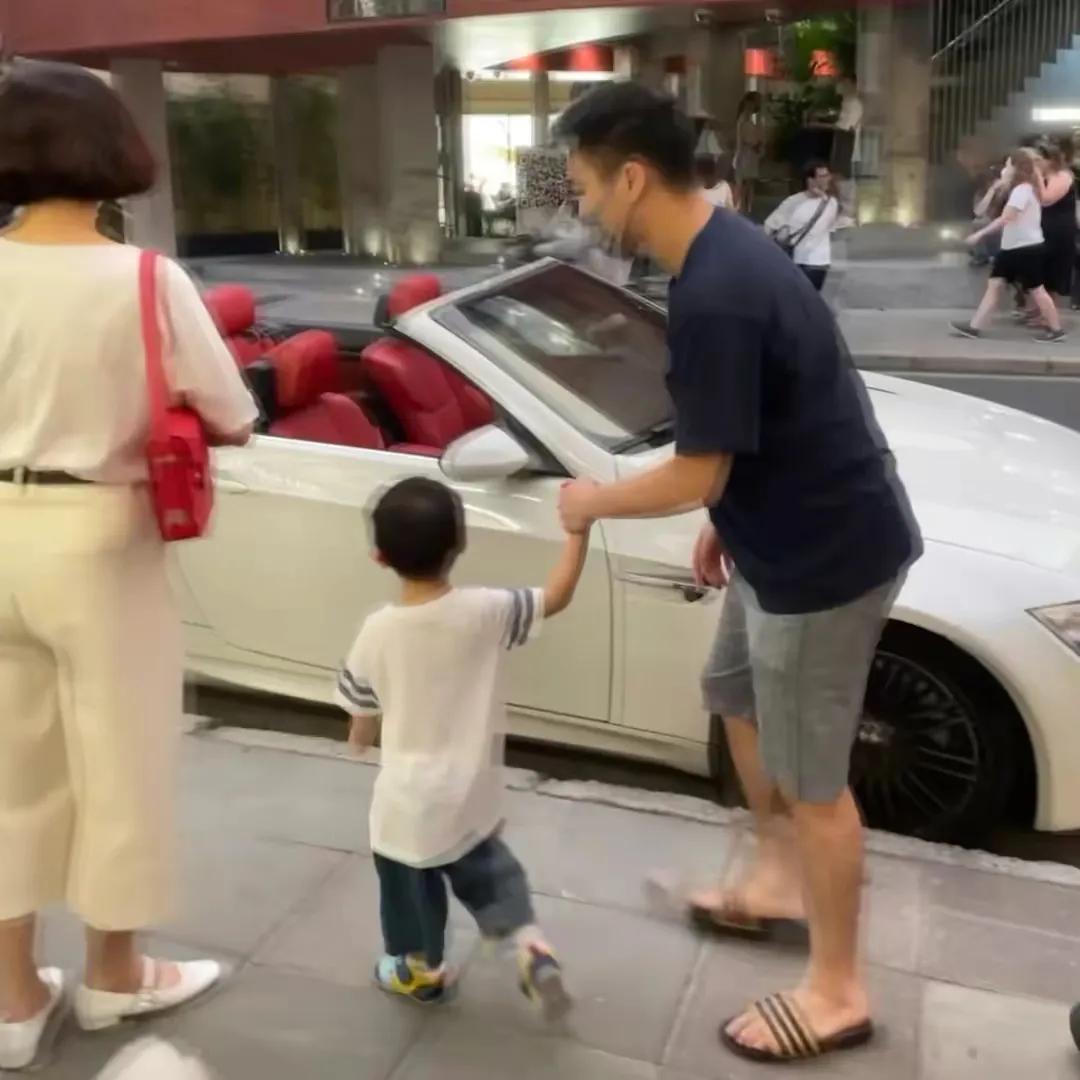 奚梦瑶|奚梦瑶何猷君带儿子游动物园,一家三口牵手同行,画面温馨有爱