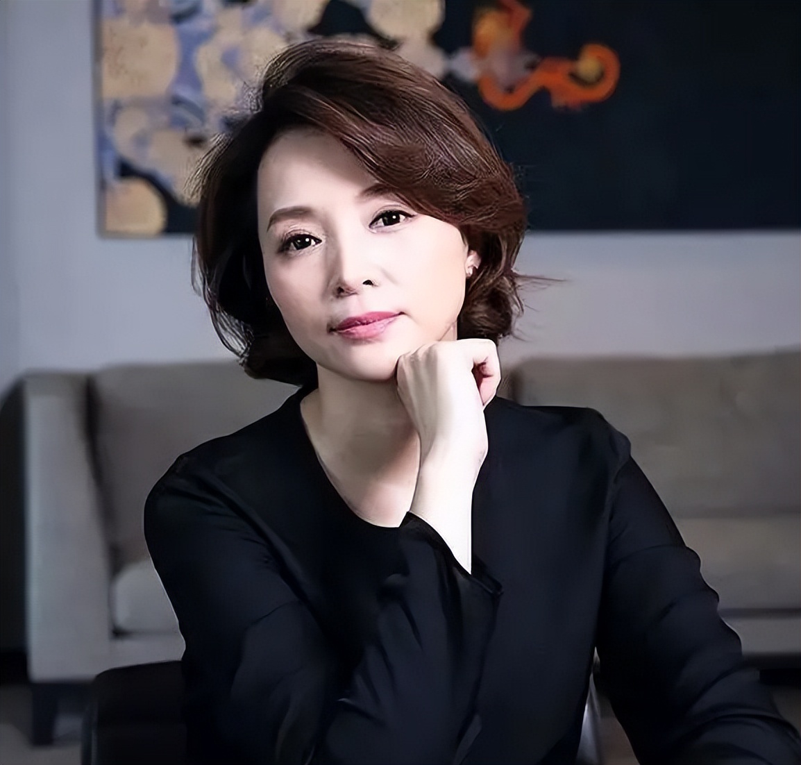 董卿|网友飞机上偶遇董卿，暴瘦明显惹人担忧，丈夫密春雷已失联四个月