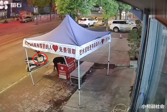 福建一爱心驿站免费水险被男子搬空,拎走一箱嫌不够又顺走好几瓶