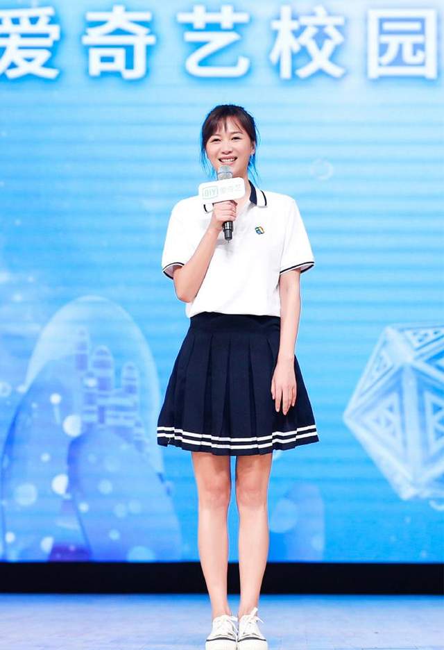 徐静蕾|文艺女神，48岁还有学生气质，穿学生装好清纯，网友：状态太好了