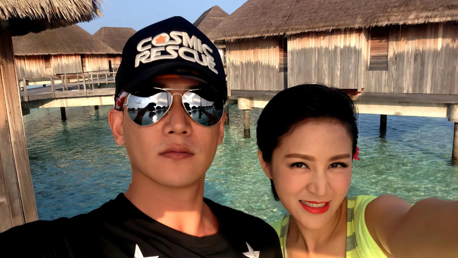 陆毅|陆毅一家四口海边出游，夫妇俩撒狗粮超甜，俩女儿打扮时髦颜值高