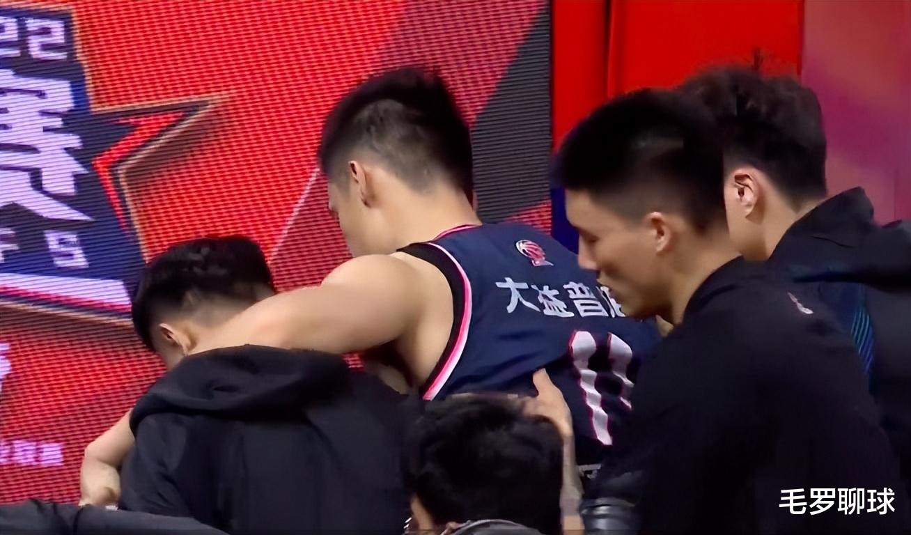 广东男篮|广东关键时刻遭噩耗，周鹏脖子着地重伤，杜锋怒斥杨鸣爱将莫兰德