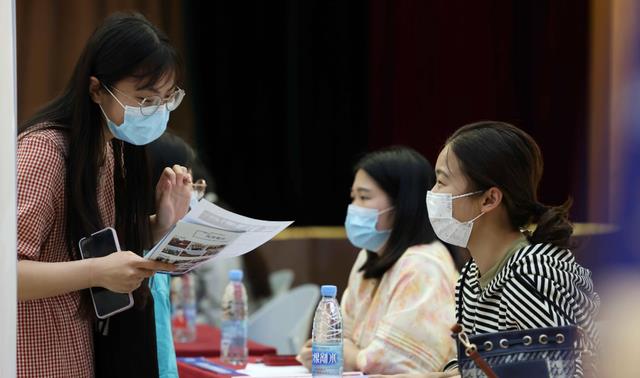 西安|名校毕业的女儿被大厂裁员,母亲焦虑到崩溃,网友:哭有什么用