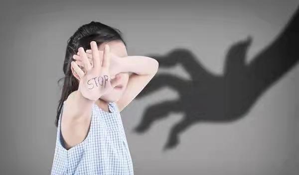 儿童软色情成新型“致富密码”?擦边交易的背后不止有可憎的父母