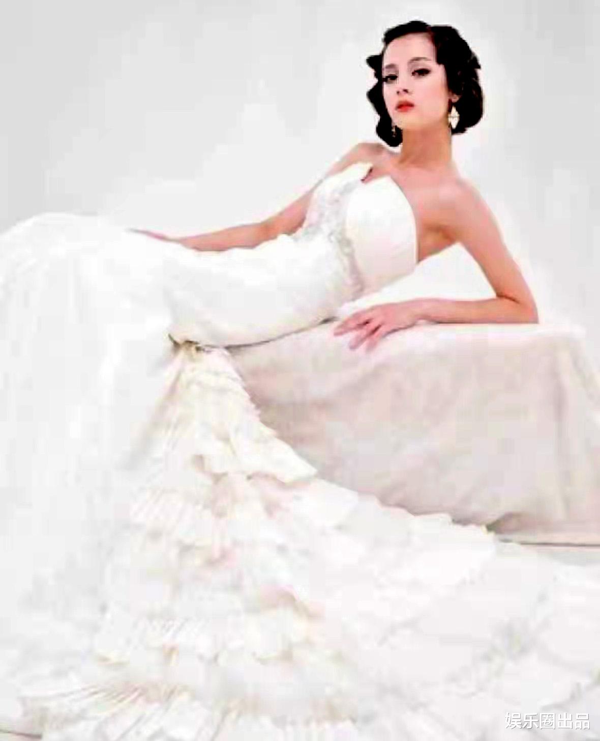 迪丽热巴|迪丽热巴早期写真被翻出，穿露肩长裙涂红色唇彩，被指造型太狂野