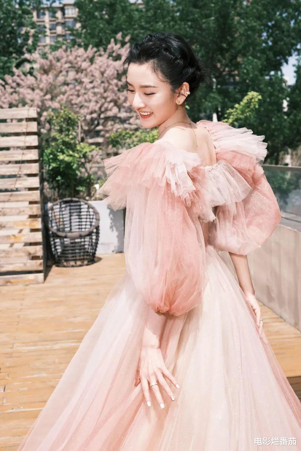 朱迅|五一晚会，宋祖儿白得耀眼，万茜包臀裙抢镜，朱迅穿旧衣风采不减