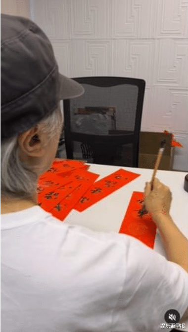 周星驰|周星驰亲笔写春联「抽20个有缘人送」!万人挤爆留言:我有缘