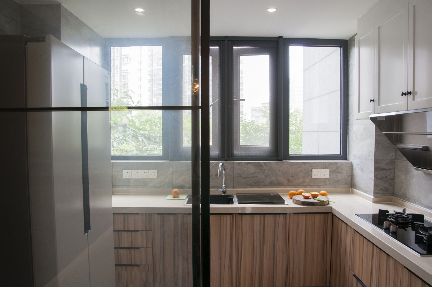 75平现代风二居室清新明快,羊驼型凳子给这个家增添一些亮点