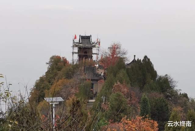 |这座山头上的神庙，开车就能上去，我第三次来这里了
