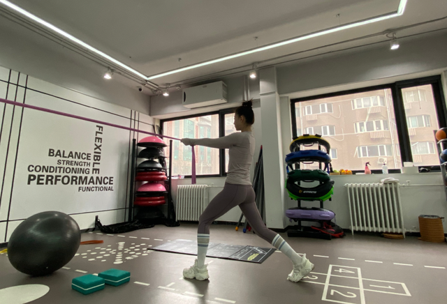 殷桃|42岁殷桃素颜逛街,裙子后面开叉秀白嫩双腿,短上衣露出纤细腰肢