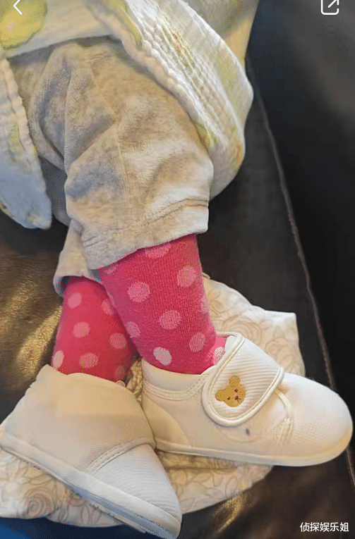 张梓琳|张梓琳花式晒俩女儿，小姐妹“倒挂金钩”出镜，胖妹小长腿好优越