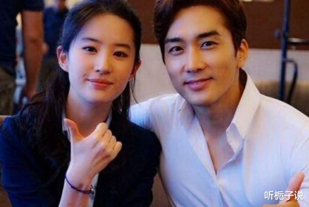 镜双城|34岁刘亦菲近照曝光，身穿价值8700元的毛衣，素颜出镜像极了学生