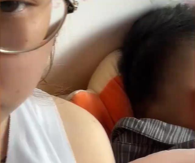 男子躺床上当着老婆面干这事,脸上的红手印成亮点,网友:不过分