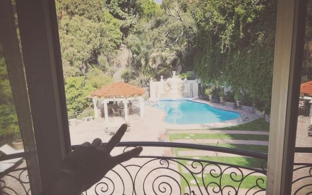 参观黄子韬住的豪宅,楼梯设计成回字形,装修像个古堡