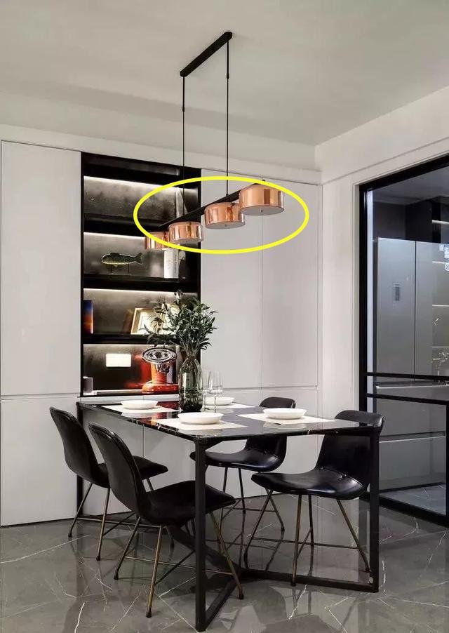 你家餐桌可能摆错了！同样大小的餐厅，横放和竖放视觉上至少差5