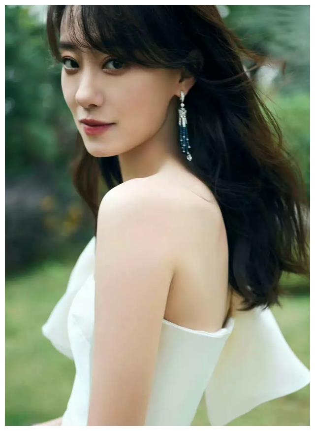 倪妮的香肩，许晴的梨涡，李小冉的美胸，这些中年成熟女星迷死人