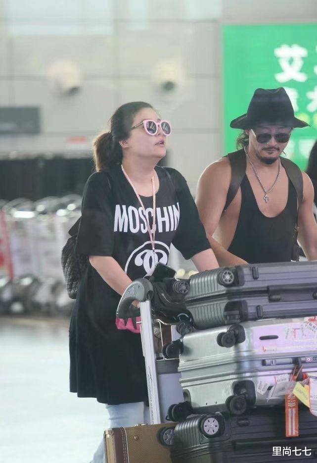 大张伟|大张伟老婆真有福相！一身大牌上身霸气下身小女人，大饼脸很旺夫