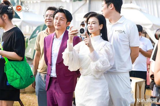 冉莹颖|不愧是拳皇的菜!前央视主持冉莹颖久违赴宴真用力,穿吊带裙抢尽风头