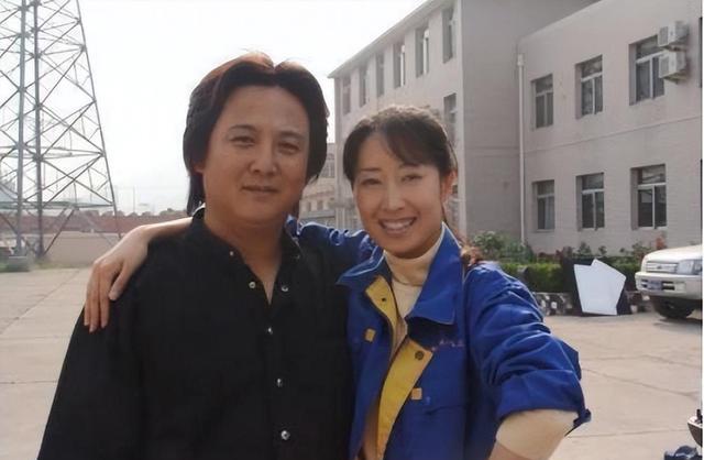 刘敏涛|46岁刘敏涛和男子车内激吻！双眼紧闭十分投入，素人男友长相一般