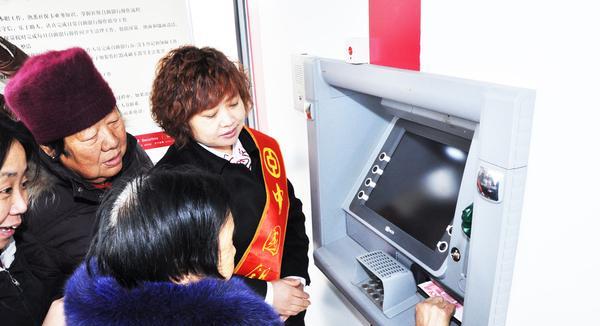 别再开通银行卡短信通知了?很多人都没当回事,多亏银行员工提醒