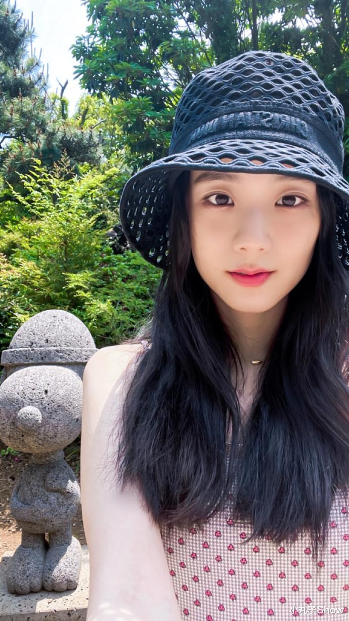 |元气满满的小仙女！Jisoo金智秀晒出游美照，拍照露出美肩太撩人