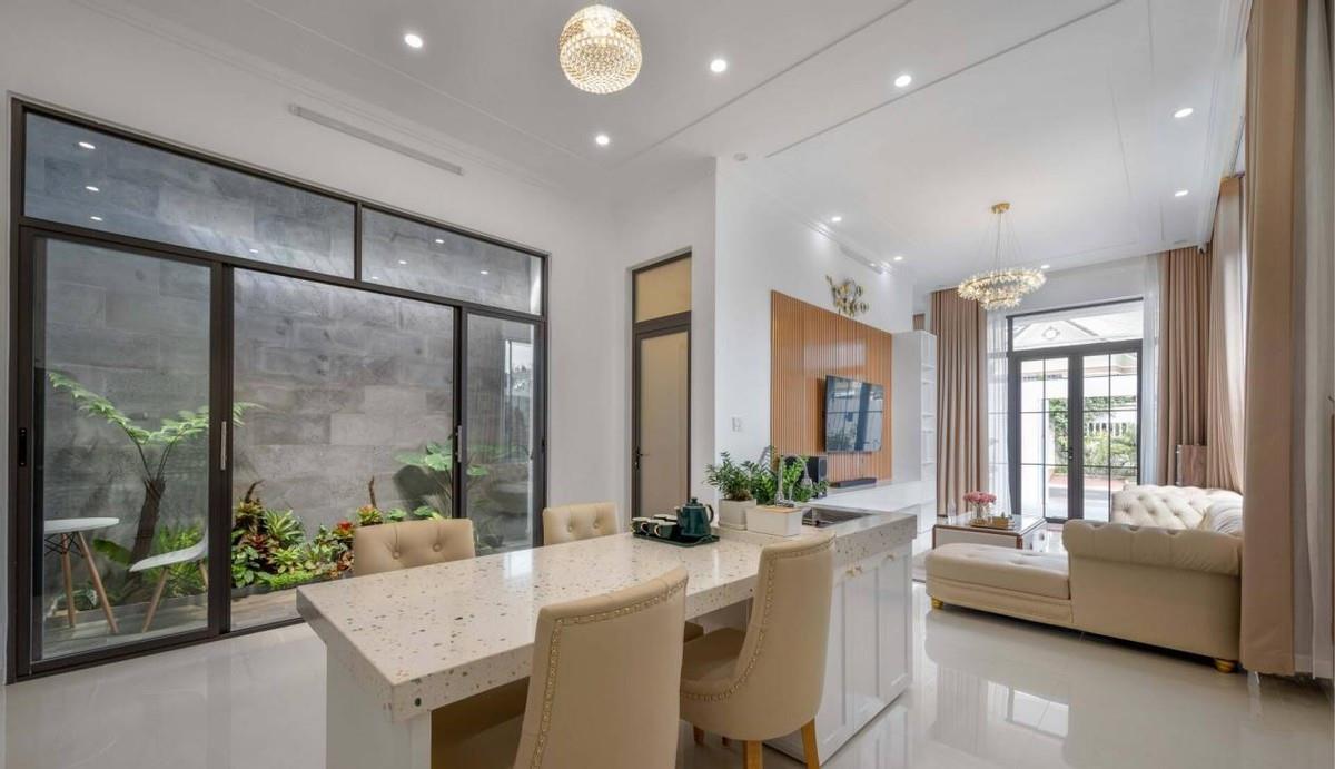 一层就够住了，屋外有院子，屋内有天井花园，老人再也不用爬楼梯