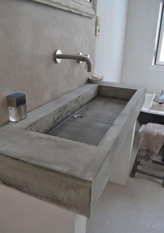岩板太贵了,咱用水泥代替,让师傅砌个一体式双台盆,洗漱不用抢
