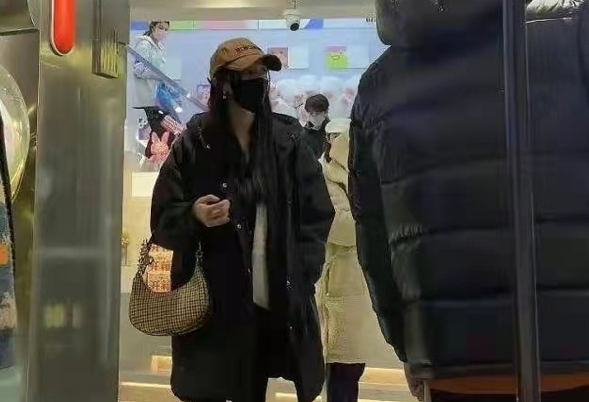 杨幂|杨幂张大大深夜抓娃娃！羽绒服配长筒靴太会穿，自带明星光环超美