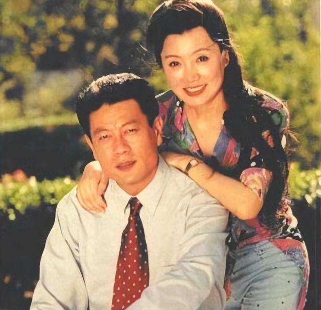 周润发|巫刚:15年婚姻结束后,没有再婚,身边却有陈瑾陪伴守护20年