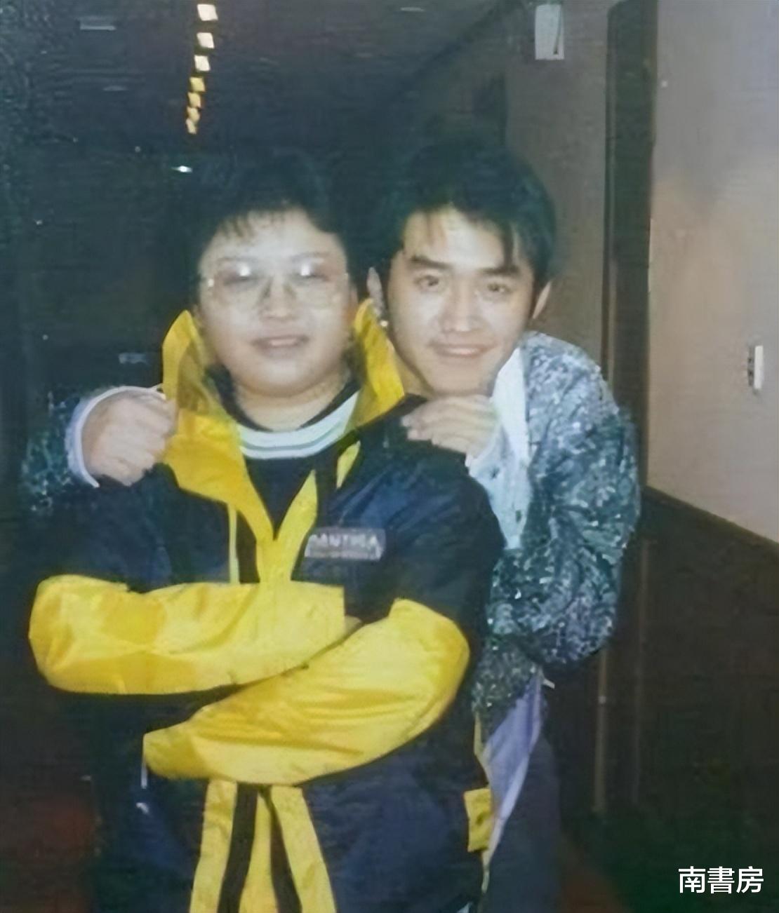 董卿|99年缆车坠落后的幸存儿，韩红创作《天亮了》并收养他，现在咋样