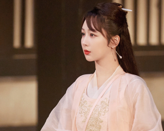 晚礼服|杨幂:被誉为大气公正的老板,选演员只看实力,从来不攀关系