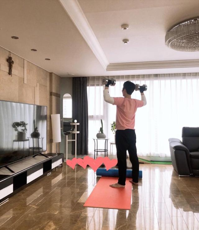 200大平层,得亏是顶楼,客餐厅装成暗黑系,显得又酷又高级!