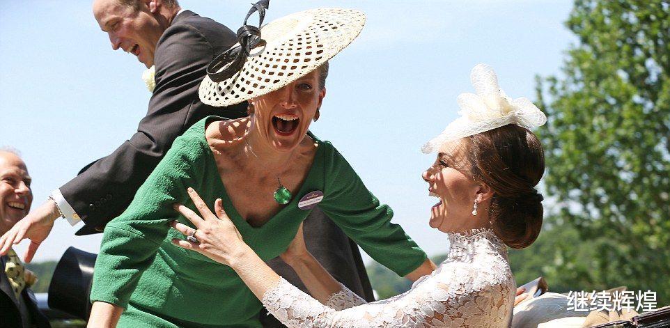 路易·亚瑟·查尔斯|路易王子太可爱!抢表妹的糖果没抢成功,表妹给了姐姐,他不放弃