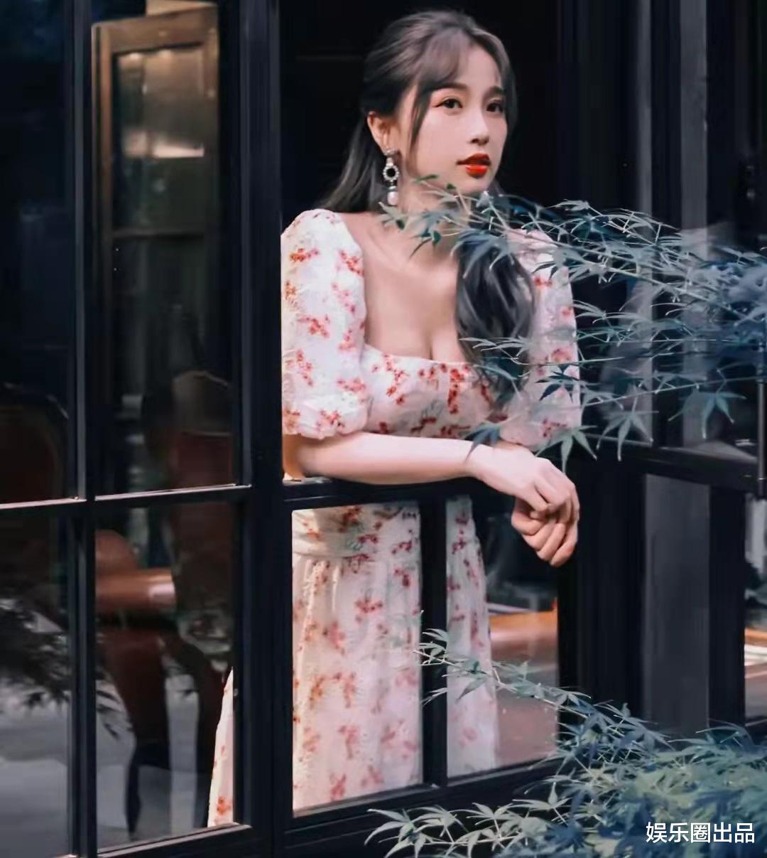 写真|虞书欣穿低领长裙拍大片，趴在窗户上摆拍惹争议，被质疑打擦边球