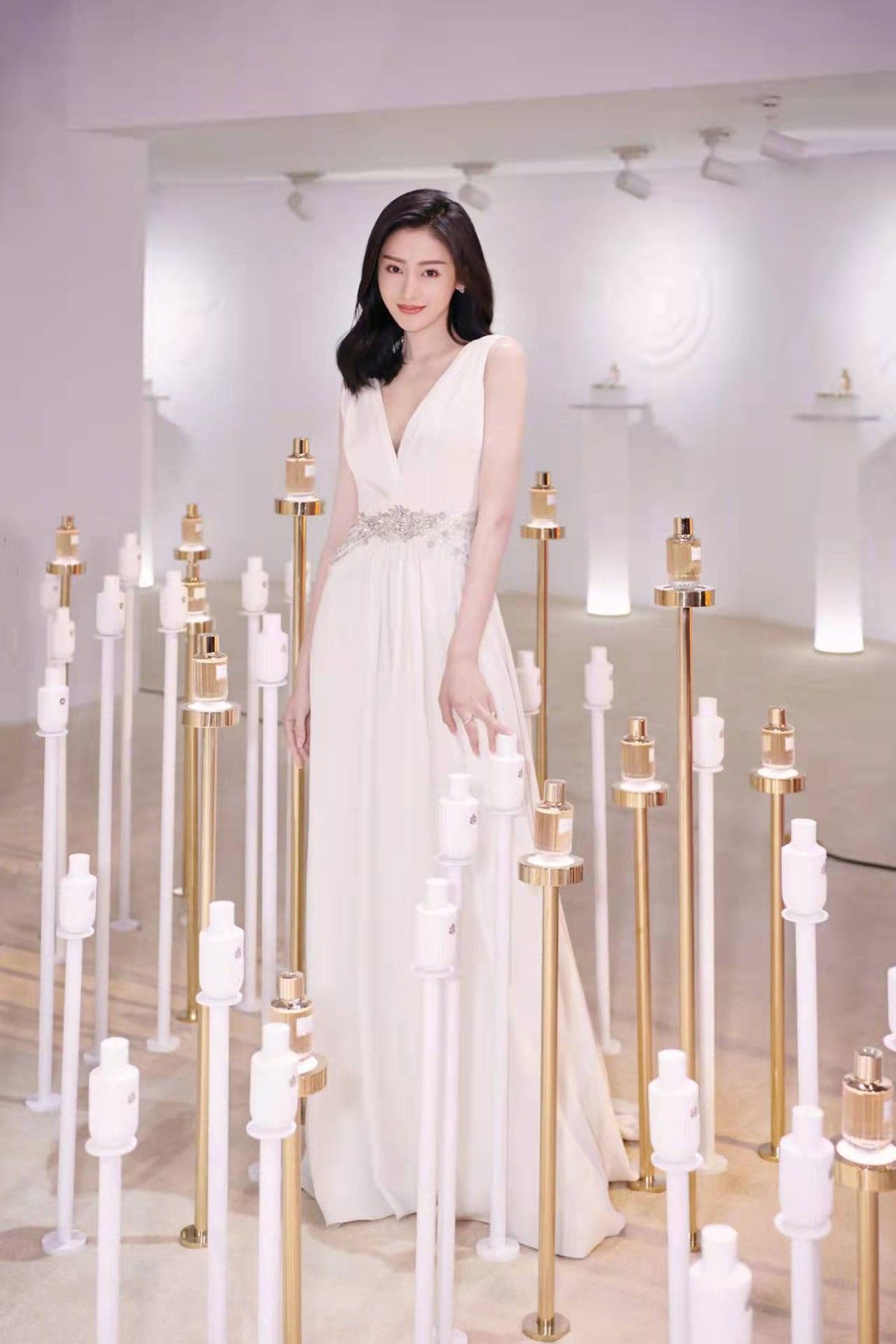 张天爱|张天爱好会挑礼服,三个蝴蝶结配大开叉,优雅迷人好吸睛