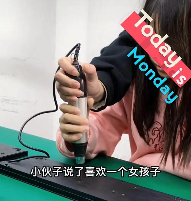 求职|招聘中介出新招：不穿黑丝难招人，男女抱在一起打螺丝