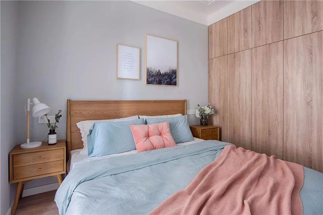 小户型卧室的衣柜，做得简洁大方就好，颜色别太乱