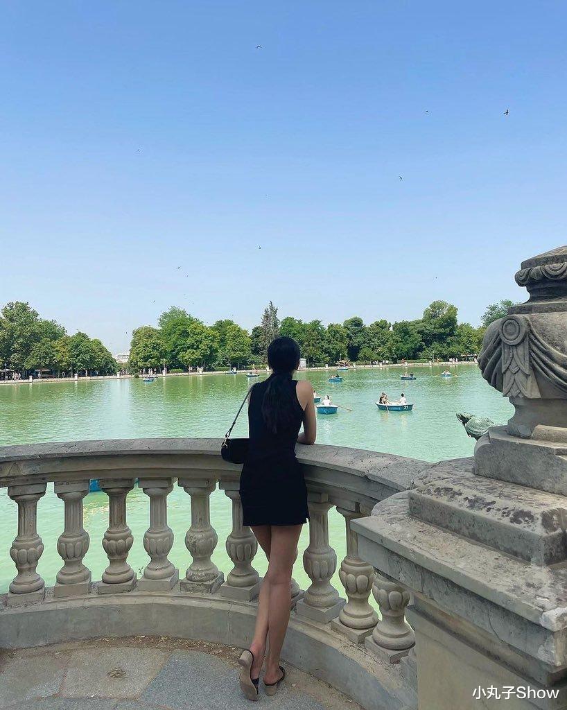 状态不错！Jisoo金智秀晒公园游玩随拍，简约紧身黑裙秀魔鬼身材