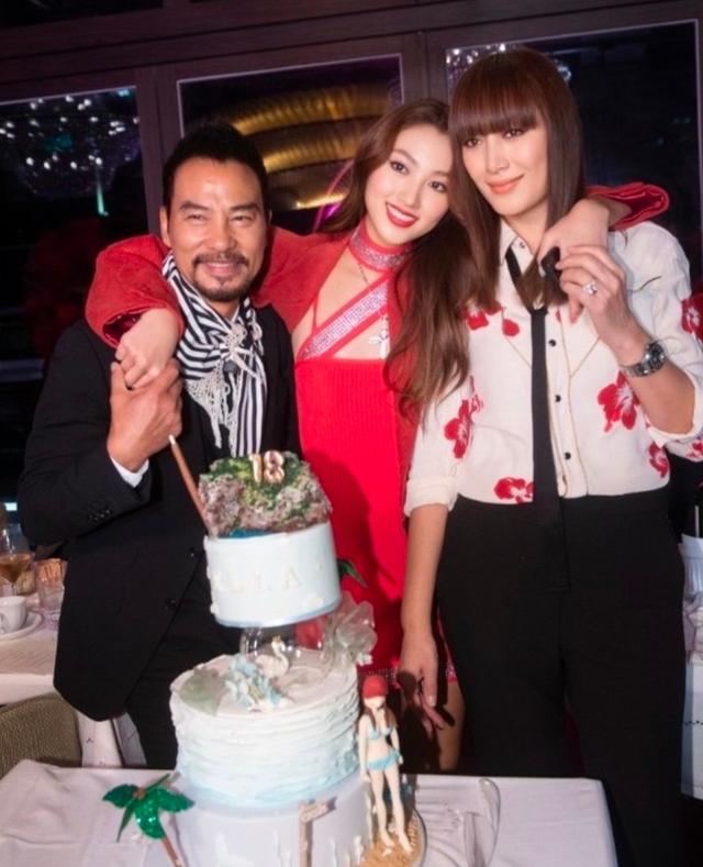 任达华|任达华携妻女畅玩马尔代夫！女儿美艳满满欧美范，穿吊带火辣迷人