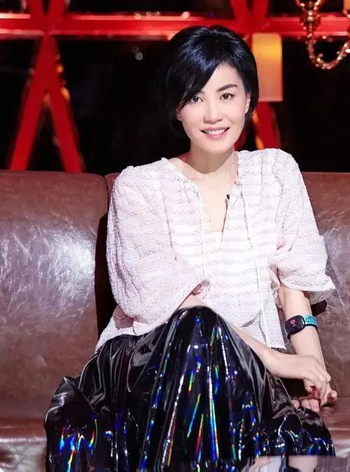 王菲|王菲52岁身材超好，代言费达3000万元，造型被称像仙女