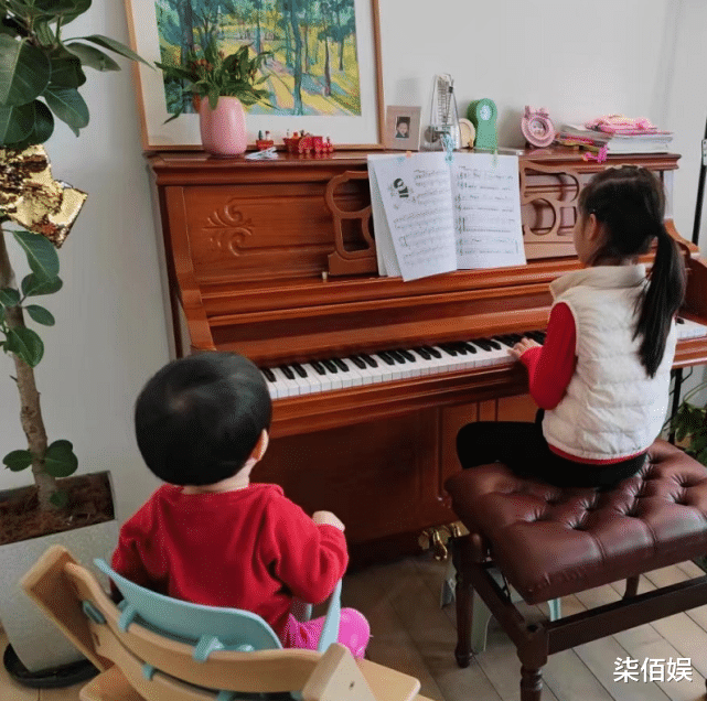 金智秀|张梓琳晒6岁女儿弹钢琴，胖妹优雅淑女，妹妹变忠实小听众好有爱