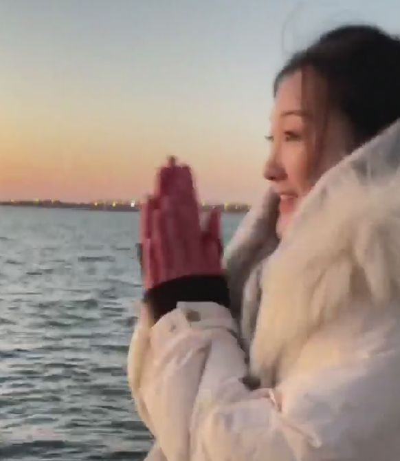 懒理朱小伟再婚,陈亚男新年更新动态,站湖边比心笑容满面
