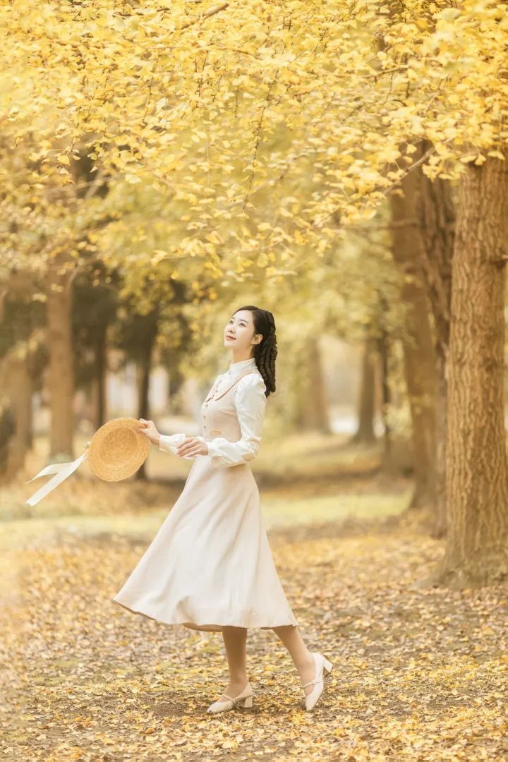 银杏林中拍摄文艺女神照,试试这些方法,拍照好看又有氛围