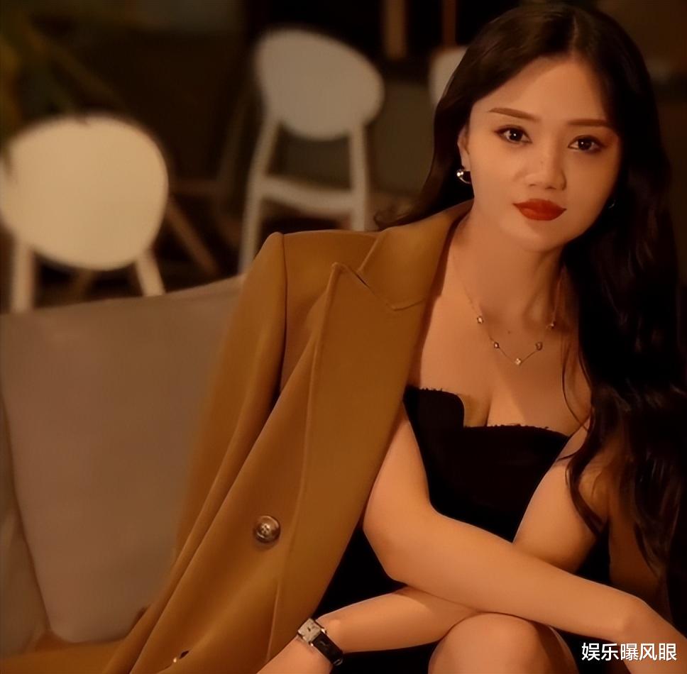 |网红唐小鱼穿高开叉裙,光脚上树被批没素质,网友:已拉黑