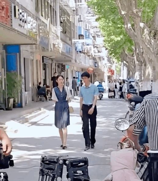 胡歌|《县委大院》路透,胡歌西服亮相被赞帅气,张新成提包少年感十足