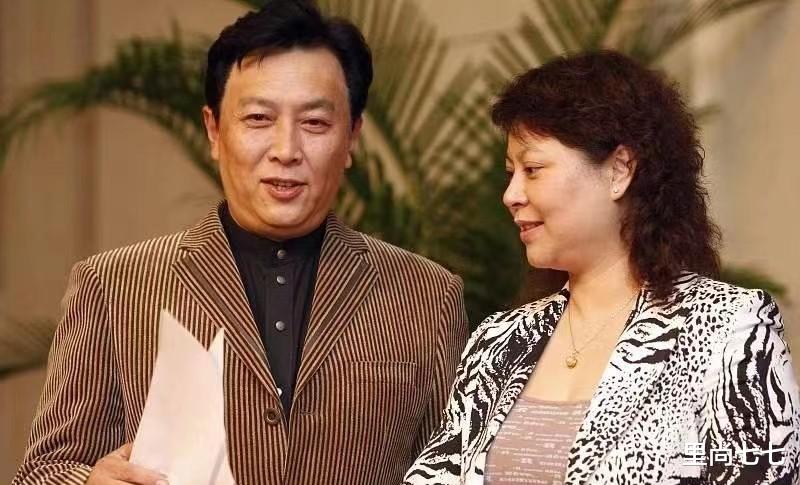 穿衣搭配 唐国强妻子又胖又壮，但穿衣挺有范，动物纹西装配卷发贵气显霸道